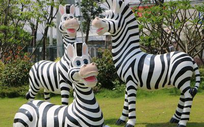 公園草坪玻璃鋼彩繪卡通童趣創(chuàng)意斑馬雕塑