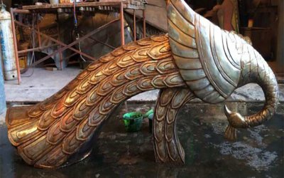 商場室內(nèi)低頭的玻璃鋼美陳裝飾品孔雀雕塑