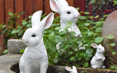 草坪四只白色仿真玻璃鋼兔子雕塑