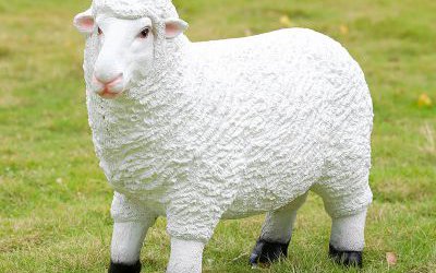 公園里擺放站立玻璃鋼仿真綿羊雕塑