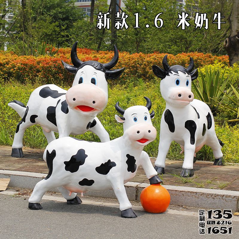 游樂場三只玩球的玻璃鋼仿真動物奶牛雕塑 游樂場三只玩球的玻璃鋼仿真動物奶牛雕塑