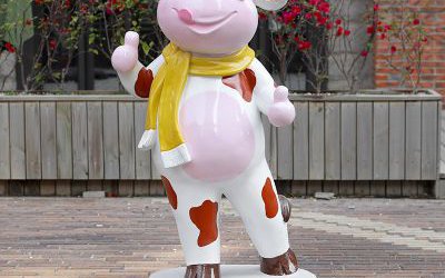 甜品門(mén)口一只點(diǎn)贊的彩繪卡通玻璃鋼奶牛雕塑