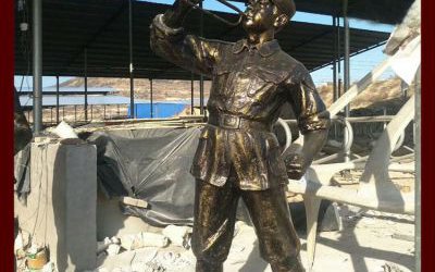 景區(qū)玻璃鋼仿銅吹號角的八路軍雕塑