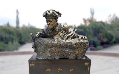 廣場(chǎng)玻璃鋼仿銅英雄邱少云雕塑
