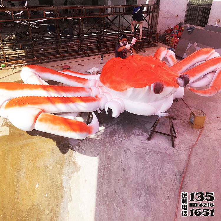 公園擺放的紅色的玻璃鋼創意螃蟹雕塑 公園擺放的紅色的玻璃鋼創意螃蟹雕塑