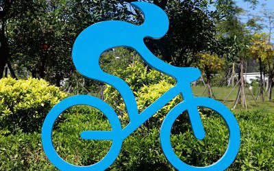 戶外抽象景觀運(yùn)動(dòng)騎自行車(chē)的人物雕塑