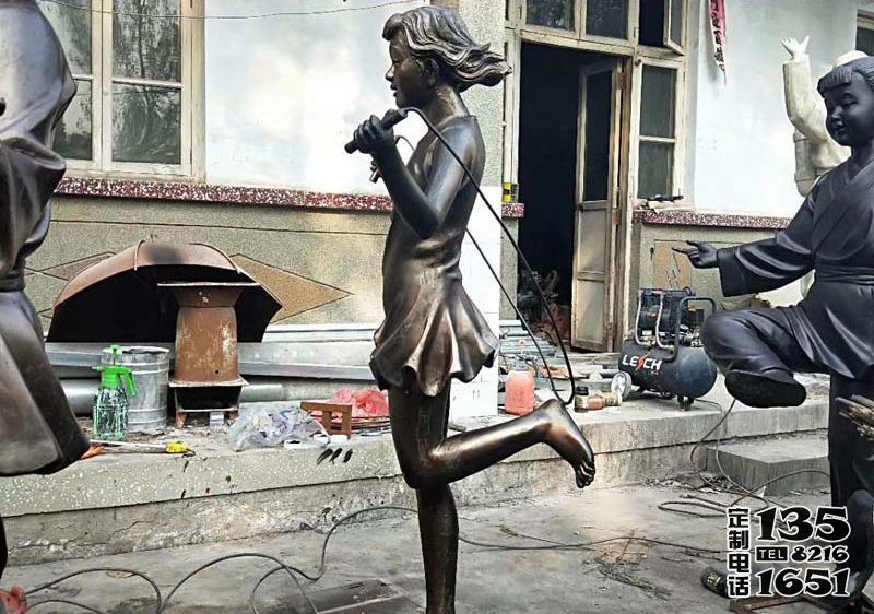 廣場草坪擺放跳繩小女孩玻璃鋼仿銅雕塑 廣場草坪擺放跳繩小女孩玻璃鋼仿銅雕塑