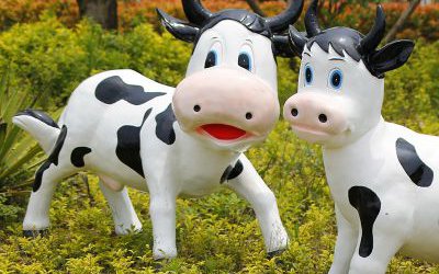 公園里兩只玻璃鋼卡通仿真牛雕塑