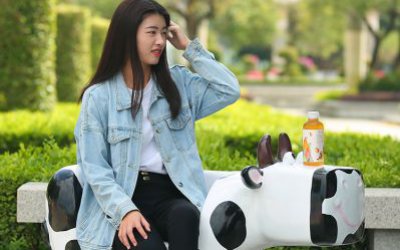 公園一只大號可以坐的卡通玻璃鋼奶牛雕塑
