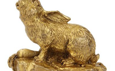 景區擺放一只玻璃鋼漆金兔子雕塑