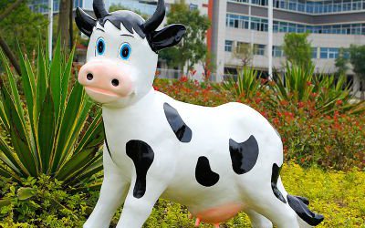 戶外廣場玻璃鋼仿真奶牛雕塑
