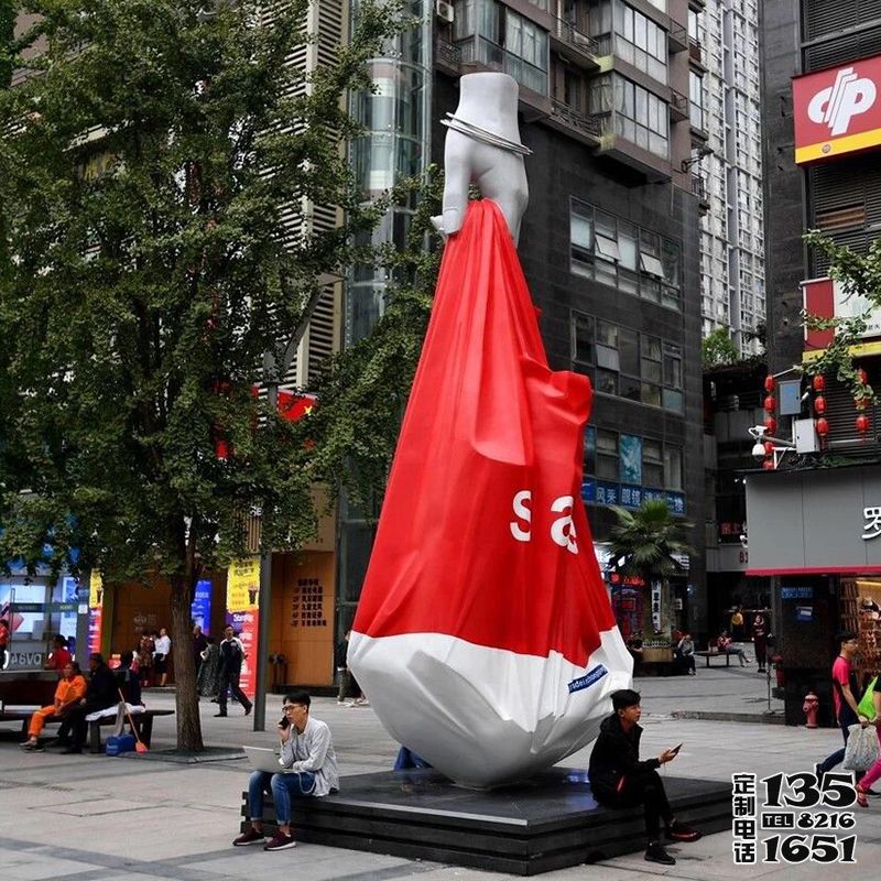 廣場街道創(chuàng)意玻璃鋼手拿購物袋雕塑 廣場街道創(chuàng)意玻璃鋼手拿購物袋雕塑