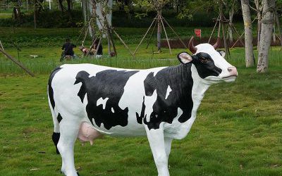 園林一只玻璃鋼仿真奶牛雕塑