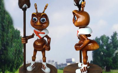 游樂園擺放的玻璃鋼卡通卡通螞蟻衛(wèi)士雕塑