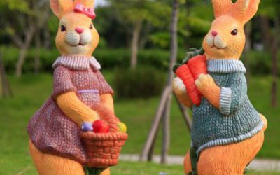 戶外公園兩只創意玻璃鋼卡通兔子雕塑