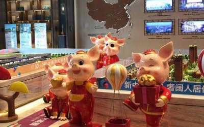 商場擺放的玻璃鋼卡通彩繪小豬雕塑