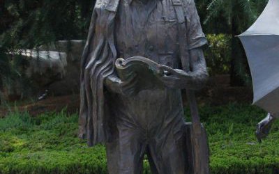 園林景區玻璃鋼仿銅邊走邊讀書雕塑