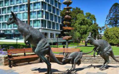 戶外公園跳躍的玻璃鋼仿真動物袋鼠雕塑