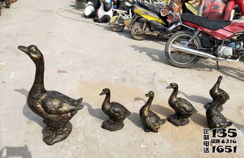 街道上過馬路的玻璃鋼仿銅鴨子雕塑 街道上過馬路的玻璃鋼仿銅鴨子雕塑