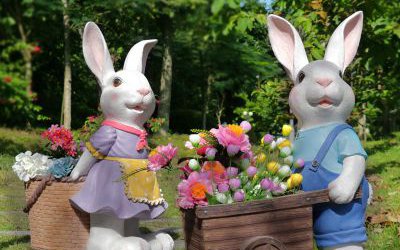 花園擺放兩只種花的玻璃鋼卡通兔子雕塑