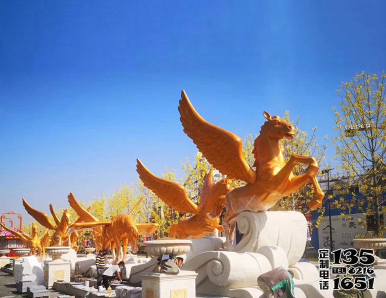 城市街道路邊擺放的一排玻璃鋼漆金飛馬雕塑 城市街道路邊擺放的一排玻璃鋼漆金飛馬雕塑