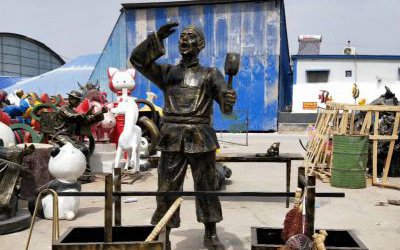 步行街賣貨郎人物玻璃鋼仿銅雕塑