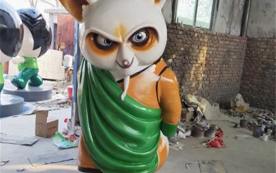 室內游樂園擺放卡通彩繪浣熊師傅玻璃鋼雕塑