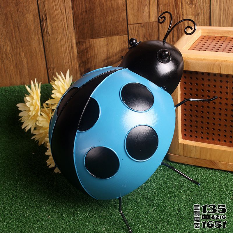 室內(nèi)擺放的淺藍(lán)色的玻璃鋼仿真七星瓢蟲(chóng)雕塑