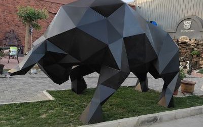 草坪上擺放的玻璃鋼創意幾何華爾街牛雕塑