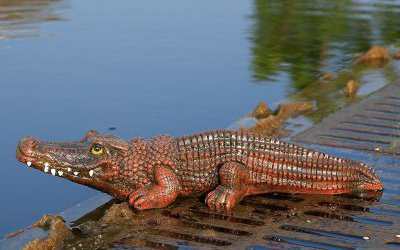 湖邊擺放的玻璃鋼仿真動(dòng)物鱷魚雕塑