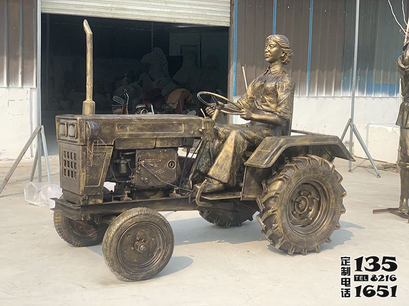 開拖拉機的玻璃鋼仿銅農(nóng)耕人物雕塑 開拖拉機的玻璃鋼仿銅農(nóng)耕人物雕塑