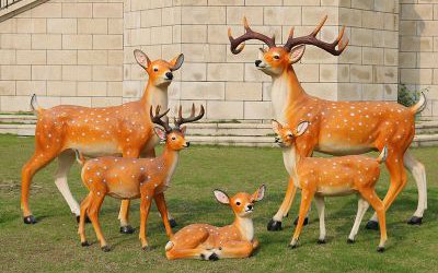 公園景區(qū)玻璃鋼彩繪仿真動物梅花鹿雕塑