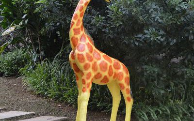 玻璃鋼彩繪公園回頭的長頸鹿雕塑