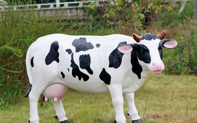 農(nóng)場戶外草坪玻璃鋼仿真奶牛雕塑