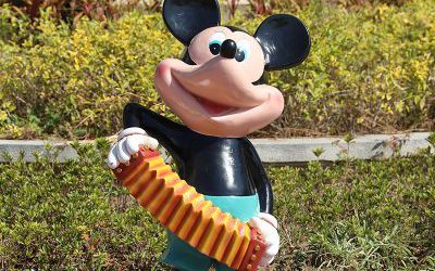 公園一只彈風(fēng)琴的玻璃鋼卡通米老鼠雕塑