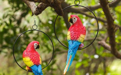 森林公園樹上吊環(huán)上的玻璃鋼彩繪仿真動(dòng)物鸚鵡雕塑