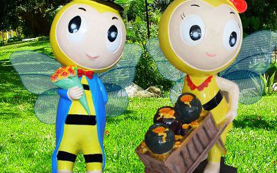 廣場(chǎng)公園彩繪推車拿花玻璃鋼蜜蜂雕塑