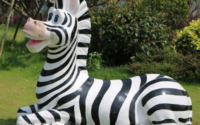 動(dòng)物園玻璃鋼仿真動(dòng)物一只窩著的斑馬雕塑