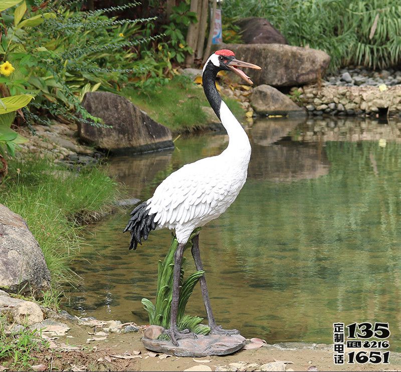 景區(qū)池塘邊上的一只玻璃鋼仿真仙鶴雕塑 景區(qū)池塘邊上的一只玻璃鋼仿真仙鶴雕塑