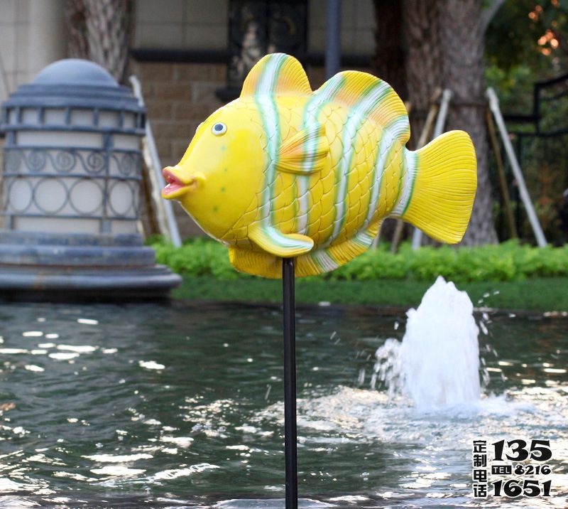 噴泉池塘中玻璃鋼卡通魚雕塑 噴泉池塘中玻璃鋼卡通魚雕塑