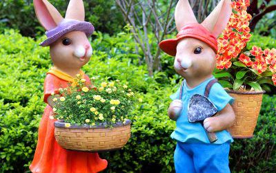 公園草坪玻璃鋼勞動的卡通兔子雕塑