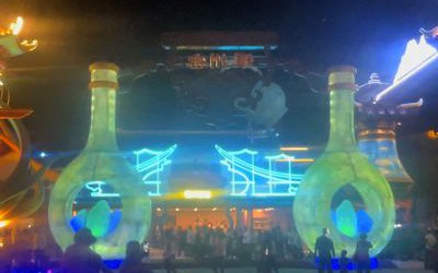 玻璃鋼夜晚發光酒瓶造型雕塑